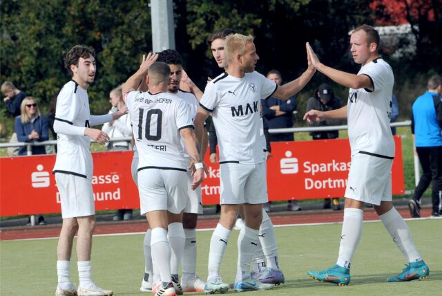 Die Spieler vom VfB Westhofen klatschen sich ab.