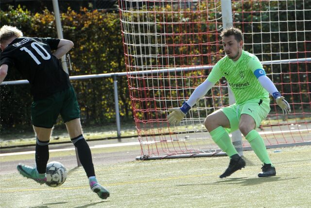 Dennis Hegemann im Torwart-Dress und in Aktion am Pfosten.