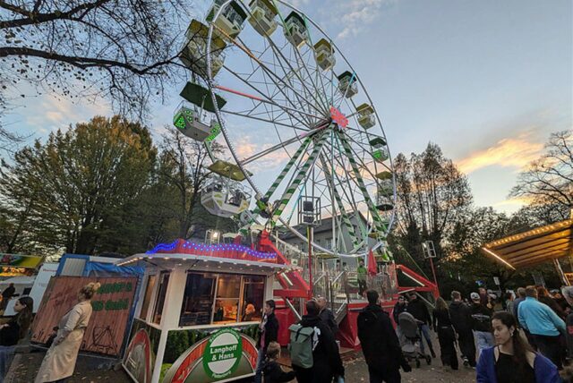 Das Riesenrad auf der Schwerter Herbstkirmes mit vielen Besuchern.
