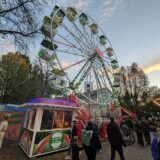 Das Riesenrad auf der Schwerter Herbstkirmes mit vielen Besuchern.