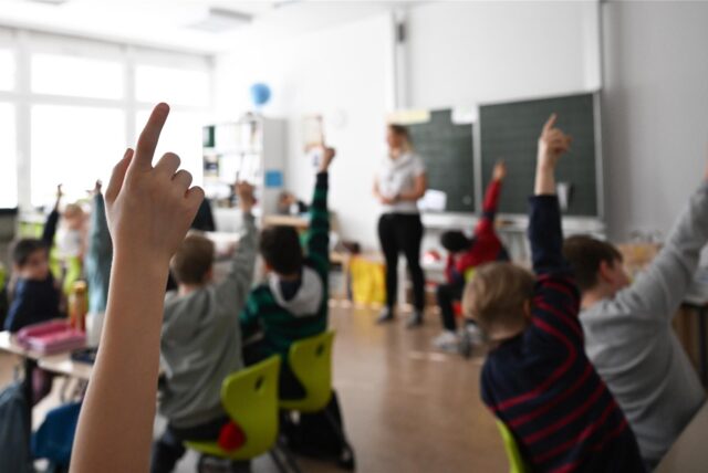 Schüler einer Grundschule in einem Klassenzimmer.