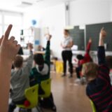 Schüler einer Grundschule in einem Klassenzimmer.