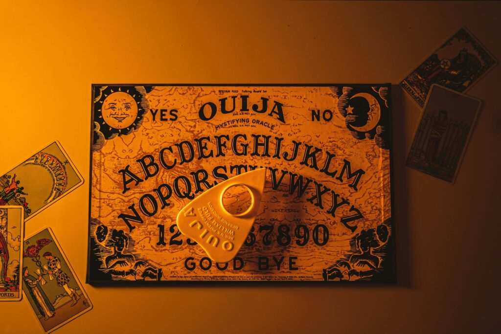 Bei einer Halloween-Party liegen ein Ouija-Brett und Tarotkarten auf dem Tisch.
