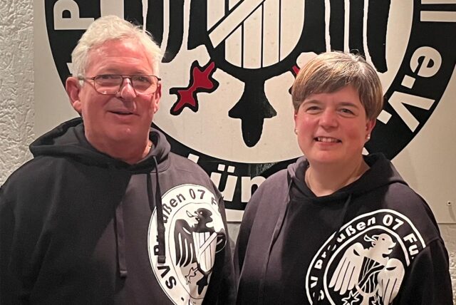 Stephanie Zablonski und Jürgen Regenitter vom SV Preußen posieren für die Kamera.