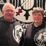 Stephanie Zablonski und Jürgen Regenitter vom SV Preußen posieren für die Kamera.