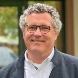 Der kommissarische Schulleiter Benjamin Müller steht vor der Freiherr-vom-Stein-Realschule in Bergkamen-Mitte.