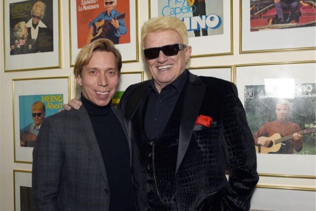 Der Volkssänger Heino (r) und sein neuer Manager Helmut Werner stehen bei einer Veranstaltung im Historischen Kurhaus vor einer Wand mit Covern von Heino-Platten