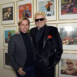 Der Volkssänger Heino (r) und sein neuer Manager Helmut Werner stehen bei einer Veranstaltung im Historischen Kurhaus vor einer Wand mit Covern von Heino-Platten