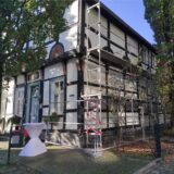 Am Fachwerkgebäude des Standesamts in Unna steht ein Baugerüst.
