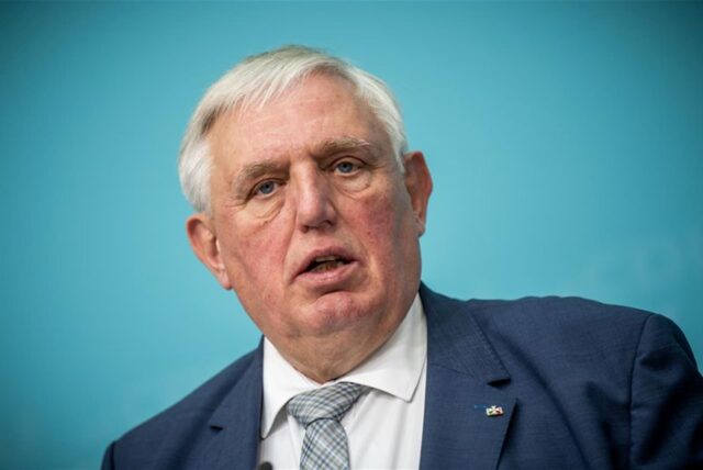 Nordrhein-Westfalens Gesundheitsminister Karl-Josef Laumann spricht bei einer Pressekonferenz.