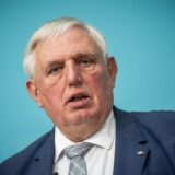 Nordrhein-Westfalens Gesundheitsminister Karl-Josef Laumann spricht bei einer Pressekonferenz.