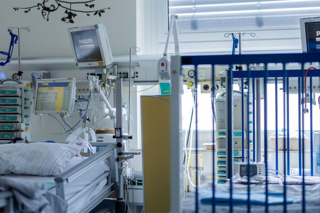 Intensivbetten stehen in der Klinik für Kinderheilkunde des Universitätsklinikums Essen