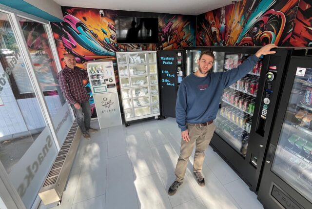 Simon (23) und Josef Cirko (63) stehen in ihrem Automatenkiosk am Ostring in Unna.