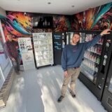 Simon (23) und Josef Cirko (63) stehen in ihrem Automatenkiosk am Ostring in Unna.