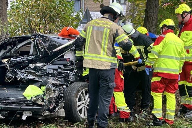 Rettungskräfte betreuten die 48-jährige Lünerin im Auto.