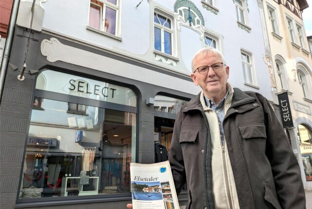 Dr. Gernot Folkers steht vor der Boutique Select in Schwerte. Er hält ein Heftchen mit der Aufschrift „Elsetaler“ in der Hand.