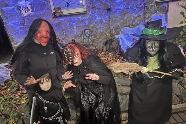 Auf dem Bild erkennt man Familie Meyer aus Bergkamen in gruseligen Kostümen.