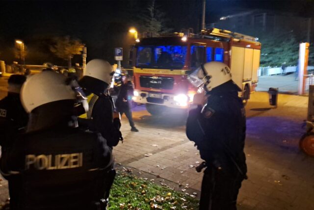 Polizisten am Busbahnhof in Marl.
