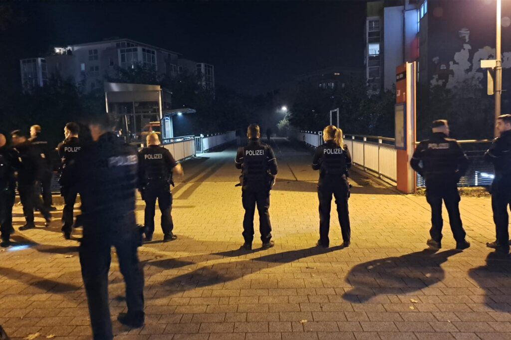 Die Polizei zeigt massiv Präsenz, doch das schreckt randalierende Jugendliche offenbar nicht ab. Die Polizei zeigt massiv Präsenz, doch das schreckt randalierende Jugendliche offenbar nicht ab.