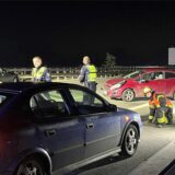 Ein Feuerwehrmann überprüft ein in den Unfall verwickeltes Fahrzeug.
