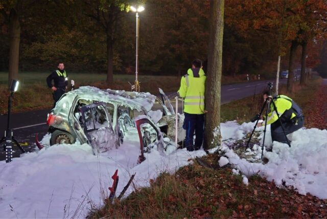Auto ausgebrannt nach Unfall auf der Wickeder Straße in Dortmund.