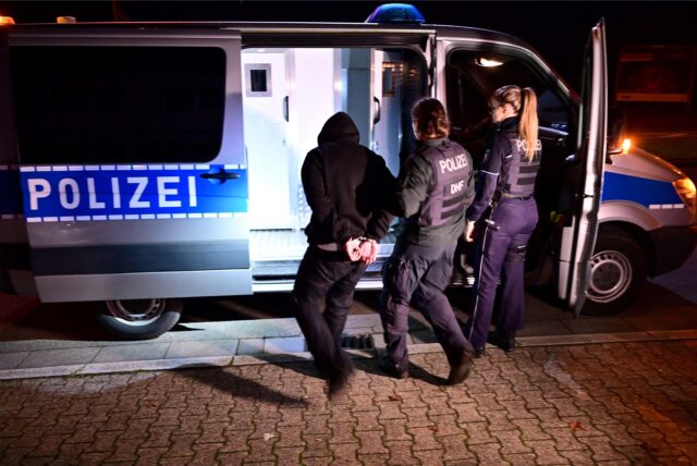 Vier junge Männer hat die Polizei festgenommen und zur Wache gebracht.