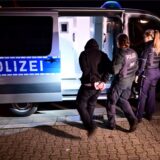 Vier junge Männer hat die Polizei festgenommen und zur Wache gebracht.