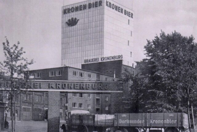 1964 entstand der Kronenturm als Gär- und Lagerhaus der Brauerei Kronenburg.