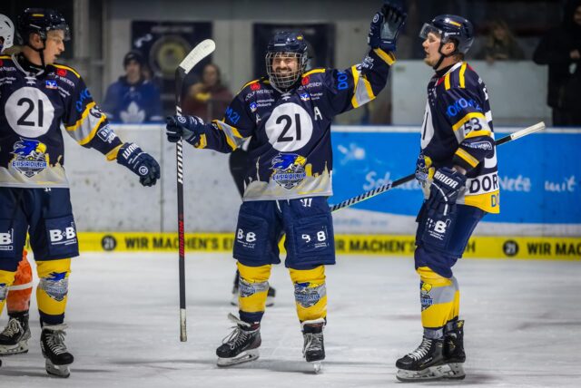 Eishockeyspieler der Eisadler jubeln.