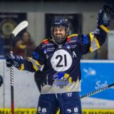 Eishockeyspieler der Eisadler jubeln.