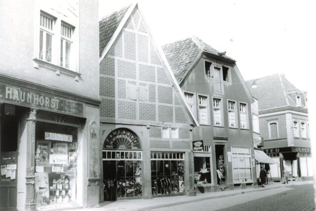 Das Gebäude an der Bonenstraße 9 (rechts neben dem Fachwerkhaus) war für kurze Zeit Wohn- und Geschäftshaus der Kaufmanns.