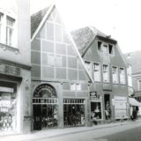 Das Gebäude an der Bonenstraße 9 (rechts neben dem Fachwerkhaus) war für kurze Zeit Wohn- und Geschäftshaus der Kaufmanns.