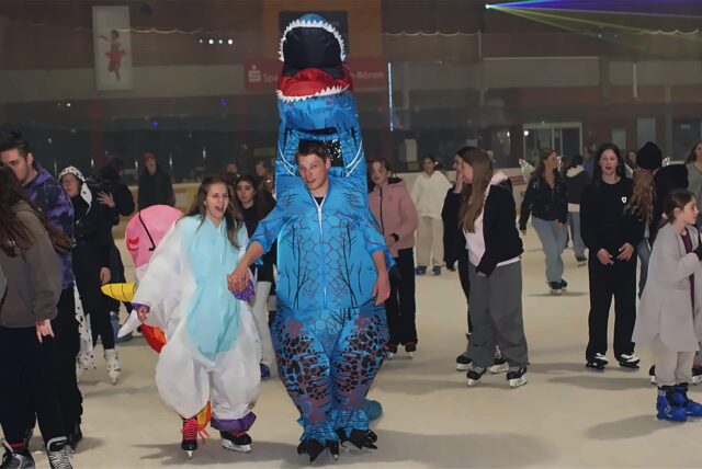 Ein als Dinosaurier verkleideter Eisläufer wagte sich in der Bergkamener Eishalle auf die volle Eisfläche.