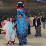 Ein als Dinosaurier verkleideter Eisläufer wagte sich in der Bergkamener Eishalle auf die volle Eisfläche.