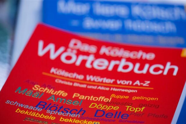 «Das Kölsche Wörterbuch» liegt in der Akademie för uns kölsche Sproch aus. Sprachforscher der Landschaftsverbände aus Westfalen und dem Rheinland erforschen in einer Sprach-App die regionale Sprachen in NRW.