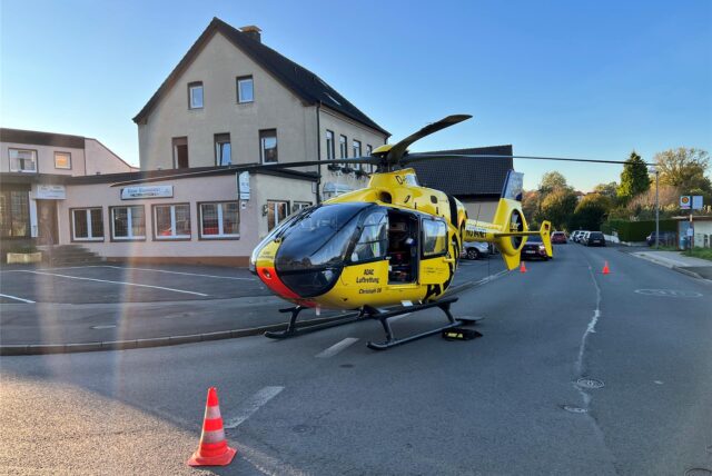 Der Rettungshubschrauber Christoph 8 steht nach einem Unfall auf der Bergstraße in Heeren-Werve.