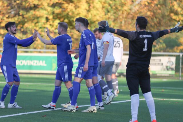 Jubel beim BSV Heeren nach dem 2:1-Treffer durch Martin Herbort. FC Overberges Keeper Kai Münstermann (r.) macht seinem Ärger Luft.