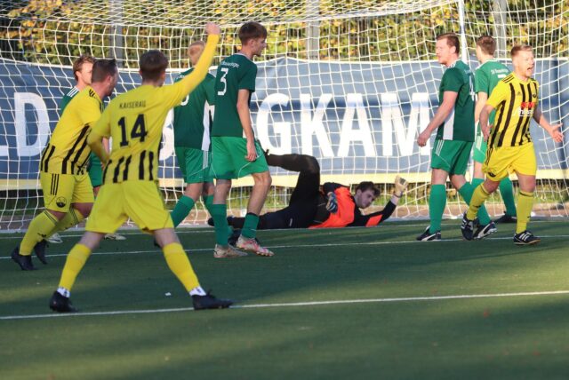 Daniel Milcarek (r.) bejubelt seinen Treffer zum 2:0, nachdem er nach einer am schnellsten schaltete.