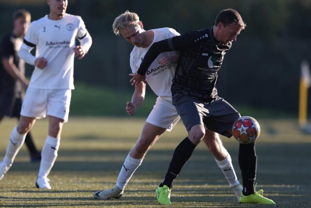 Oskar Koert (l.) und Westfalia Wethmar und Christian Voßschmidt vom PSV Bork im Zweikampf.