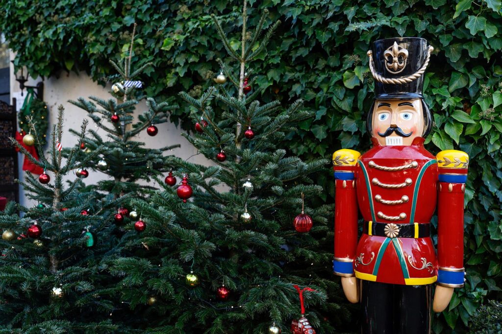 Nussknacker und Weihnachtsbaum