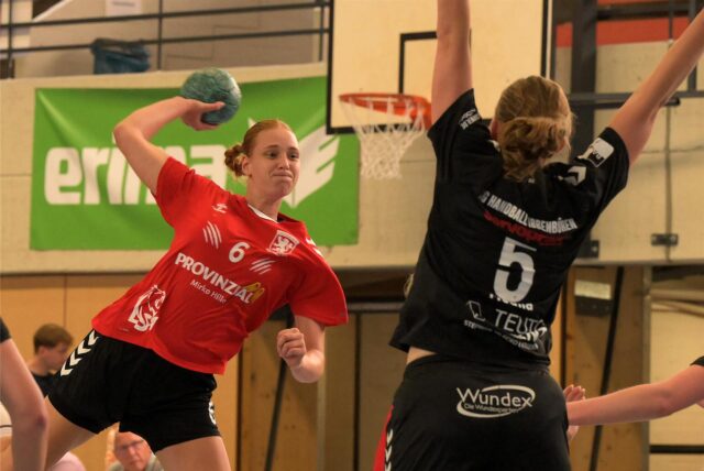 Svea Renhof vom Lüner SV Handball wirft den Ball.
