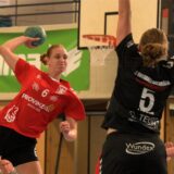 Svea Renhof vom Lüner SV Handball wirft den Ball.