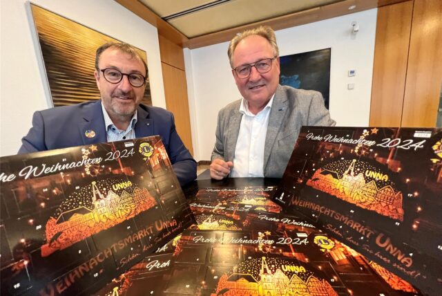 Frank Röhr (links) und Frank Lütkefent von Lions Club halten den Adventskalender aus 2024 in die Kamera.