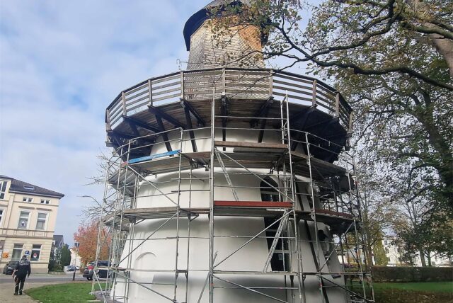Die Friedrichsborn-Windpumpe ist eingerüstet: Die Stadt Unna lässt das Baudenkmal anstreichen.