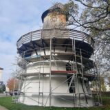 Die Friedrichsborn-Windpumpe ist eingerüstet: Die Stadt Unna lässt das Baudenkmal anstreichen.