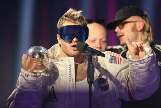 Ski Aggu hält seinen Preis «Bester Newcomer Act» und spricht bei der Preisverleihung «1Live Krone» im Lokschuppen Bielefeld.