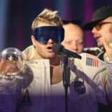 Ski Aggu hält seinen Preis «Bester Newcomer Act» und spricht bei der Preisverleihung «1Live Krone» im Lokschuppen Bielefeld.