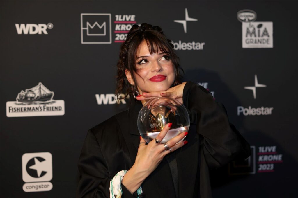 Nina Chuba hält ihren Preis «Beste Künstlerin» nach der Preisverleihung «1Live Krone» im Lokschuppen Bielefeld. 