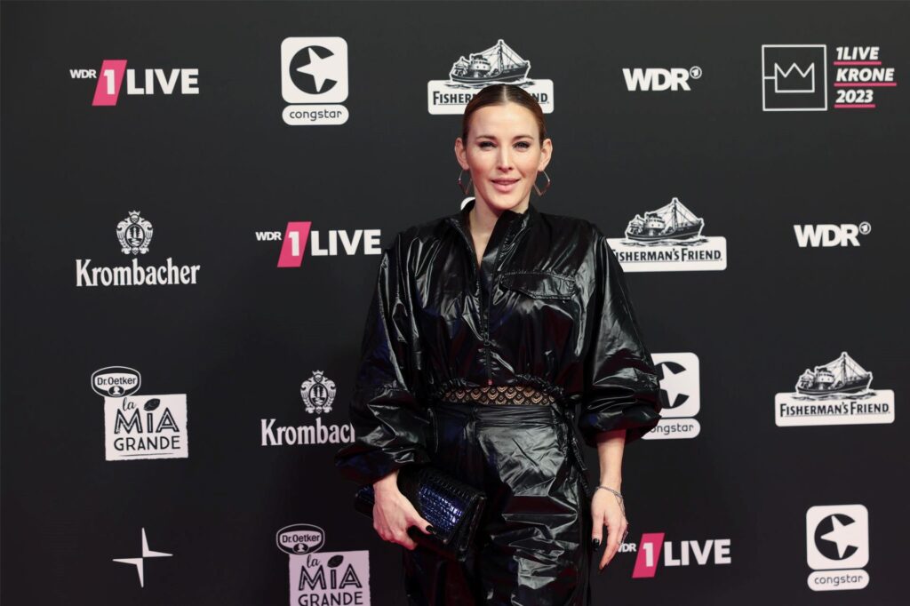 Jeannine Michaelsen kommt auf dem roten Teppich zur Preisverleihung «1Live Krone» im Lokschuppen Bielefeld. 