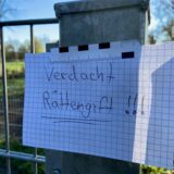 Auf einem Schild an der Hundewiese in Schwerte steht „Verdacht Rattengift“.